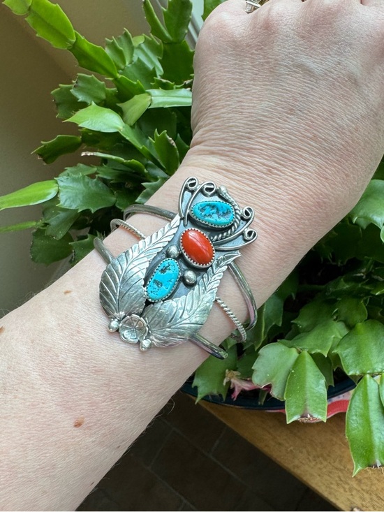 Gorgeous VTG Navajo Yazzie Sterling 3 Stone Turquoise and Coral Cuff Bracelet